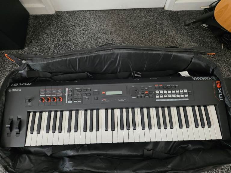 Yamaha MX61 Synthesizer 