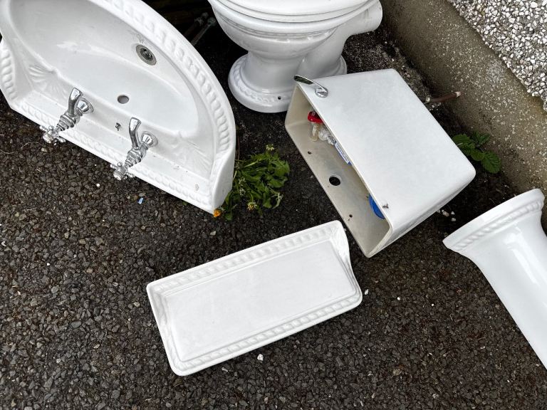 Bathroom suit sink pedestal toilet cistern