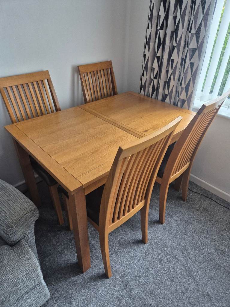 Extending table and 6 chairs