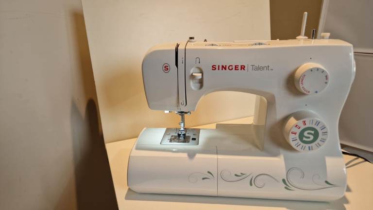 Singer Talent Sewing Machine with table