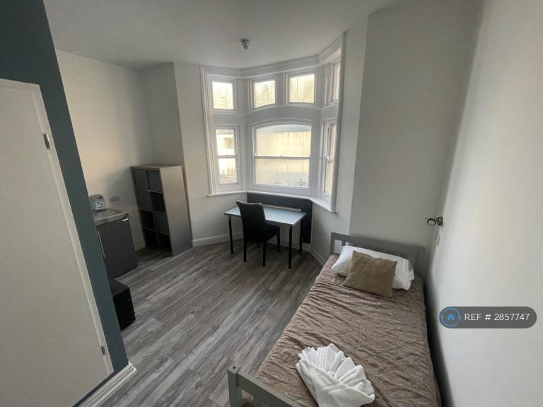 Studio flat in First Floor, Brighton, BN1 (#2857747)