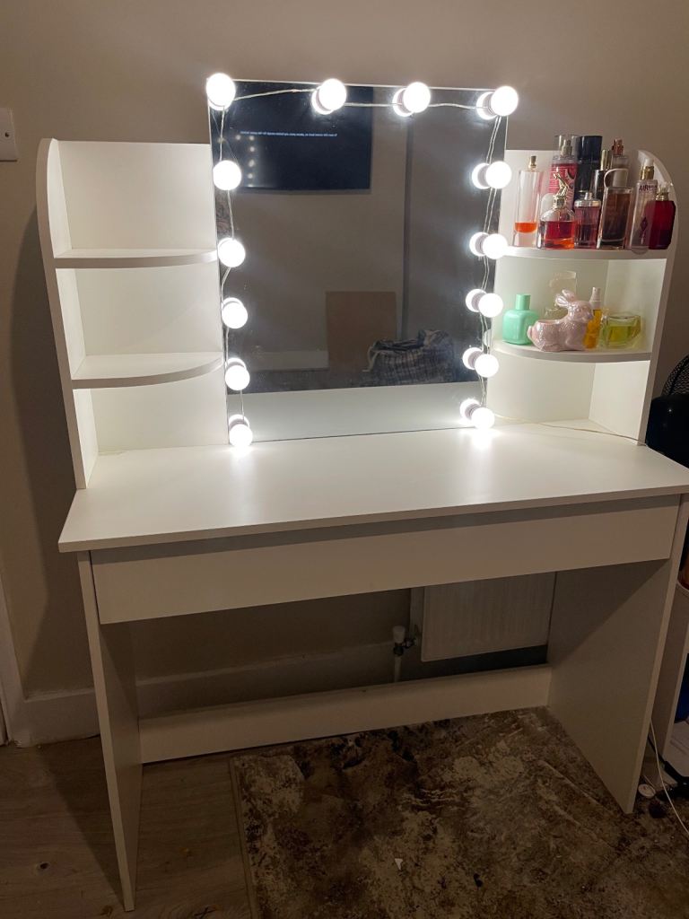 Vanity Dressing table with light up mirror