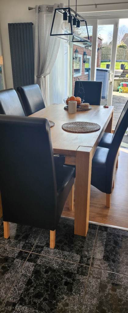 Oak table and 6 chairs 