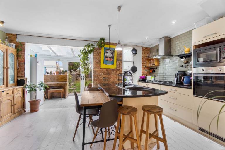 4 bed Terraced House with conservatory, parking and a big conversion, extension potential