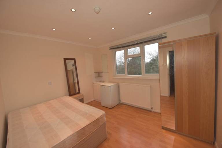 Nice double room to let