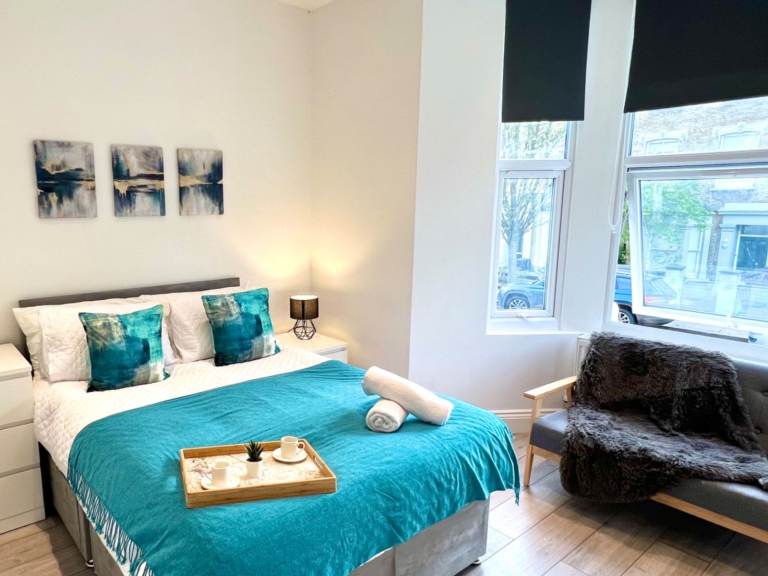 2 bed 2 bath, Shepherds Bush 