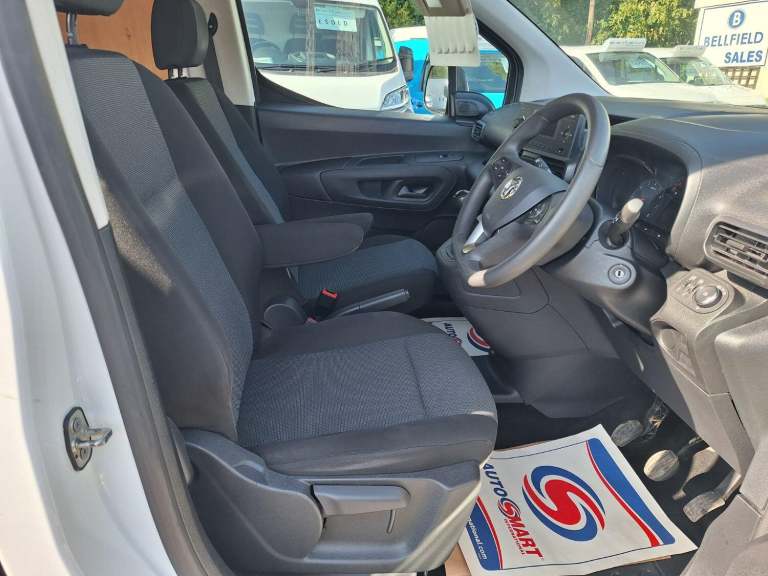 VAUXHALL COMBO 1.5 Turbo D 2300 Edition 5 seat crew combi van White Manual Diese