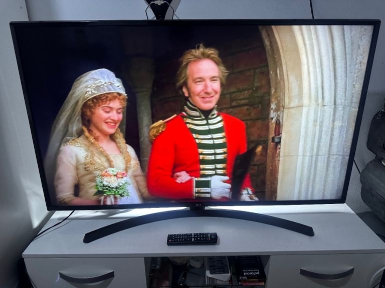 Excellent 49” LG SMART 4K LED ULTRA HDTV 