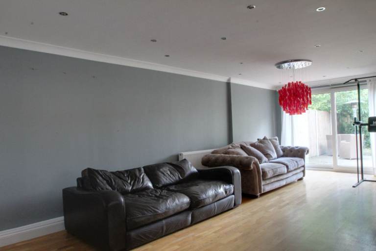 Spacious 4-Bedroom Family Home with Large Garden & Outbuilding
