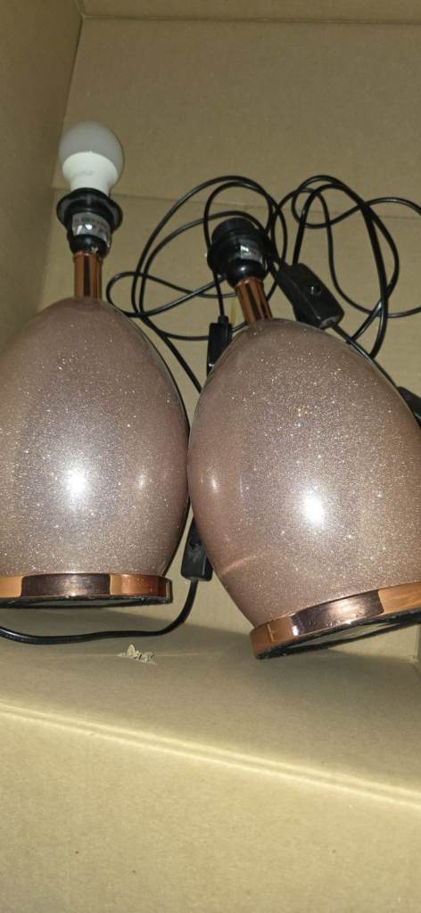 2 table lamps