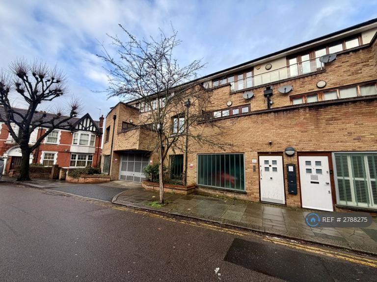 2 bedroom flat in Northcote Avenue, London, W5 (2 bed) (#2788275)