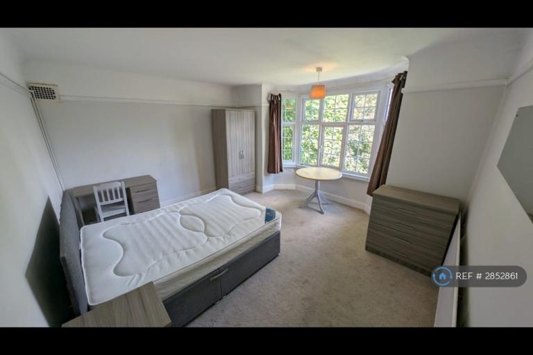 4 bedroom flat in Vale Road, Bournemouth, BH1 (4 bed) (#2852861)