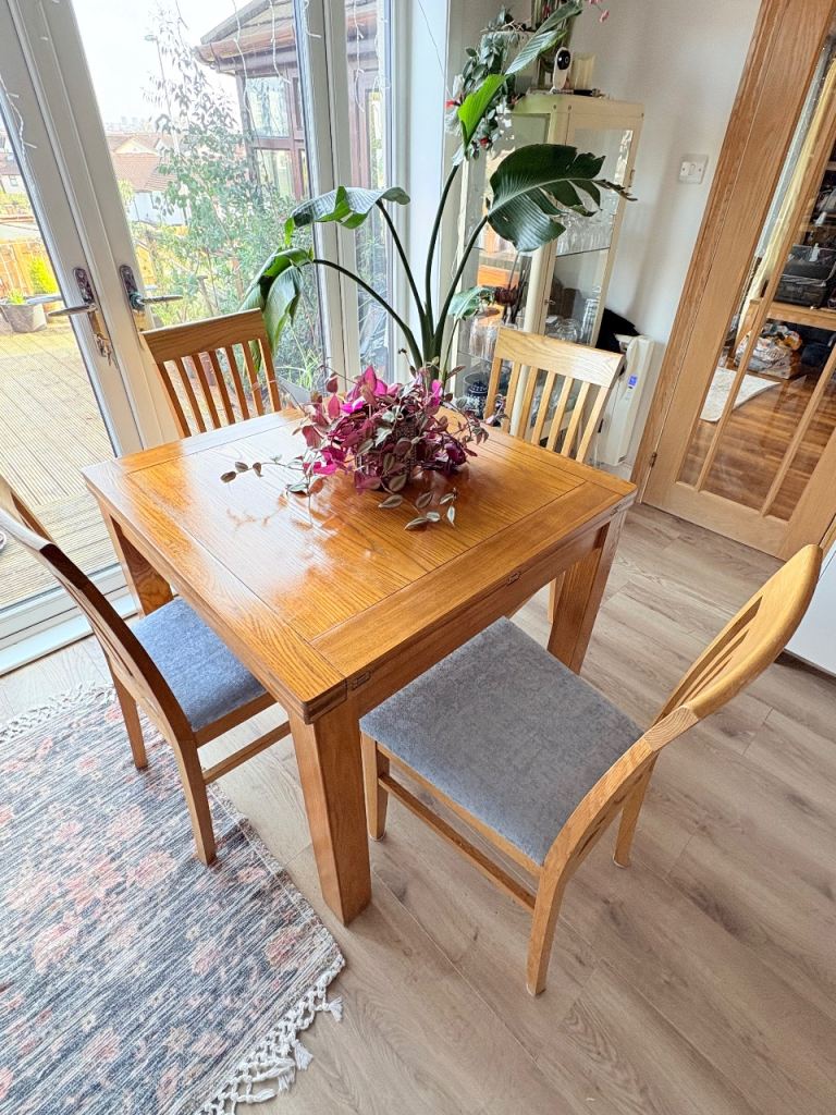 Gorgeous Solid Oak Extending Dining Table with 4 Matching Chairs