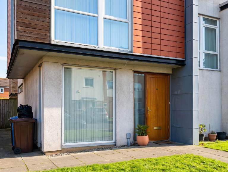 Spacious 3-Bedroom House in Manchester M11 3UA