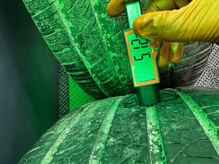 Land Rover Discovery 5 22” Powdered Gloss Black alloy wheels - style 5025 & 5/7mm+ Pirelli’s!