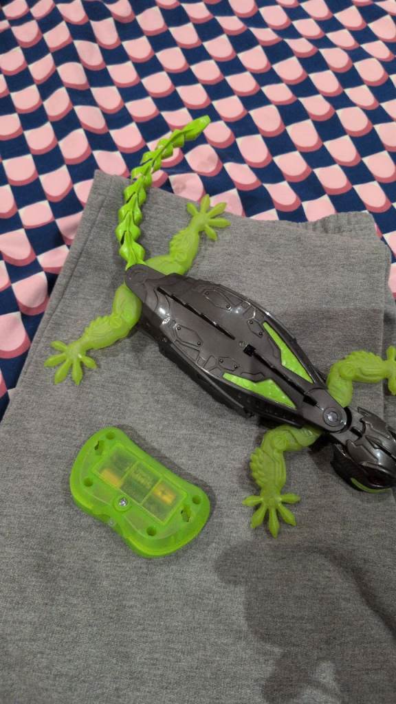 Remote control Gecko crawler