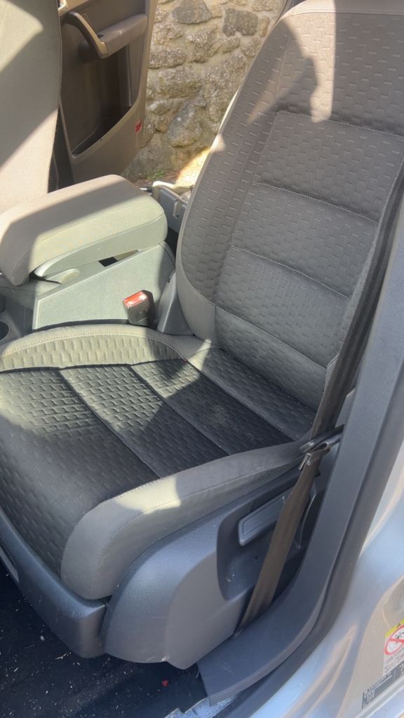 Tourans seats and bases also come with bolts 