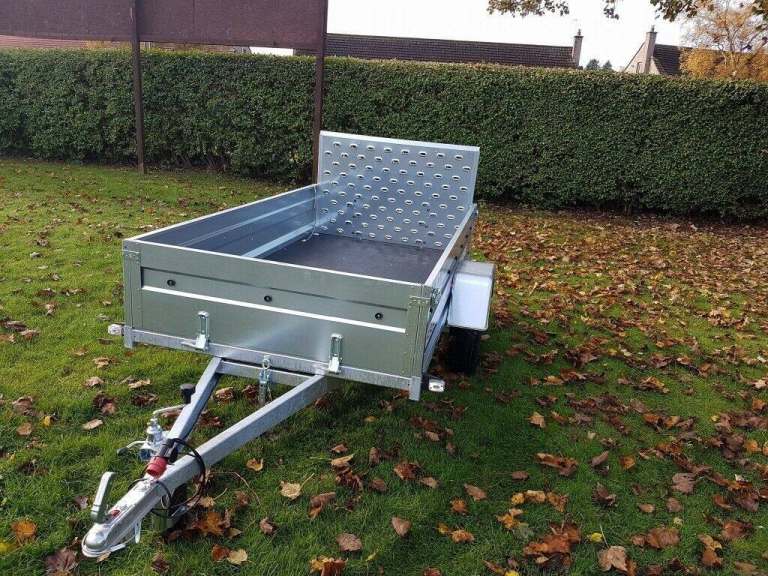 BRAND NEW 7,7ft x 4,2ft SINGLE AXLE FLAT TRAILER WITH RAMP 750kg