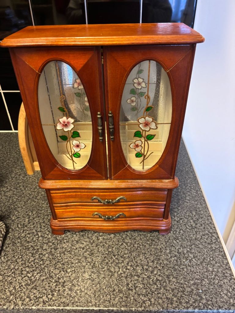 Jewellery cabinet/box