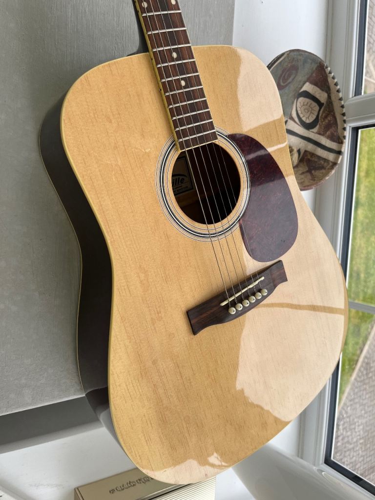 Guitar acoustic - ideal for beginner