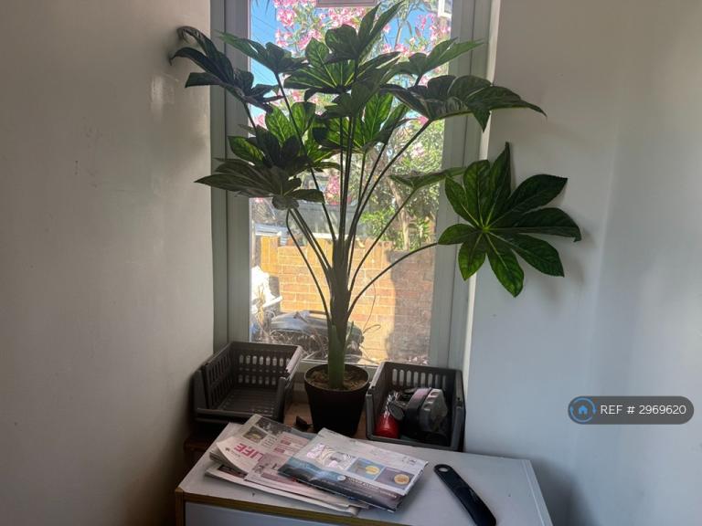 3 bedroom house in Fairlop Gardens, Ilford, IG6 (3 bed) (#2969620)