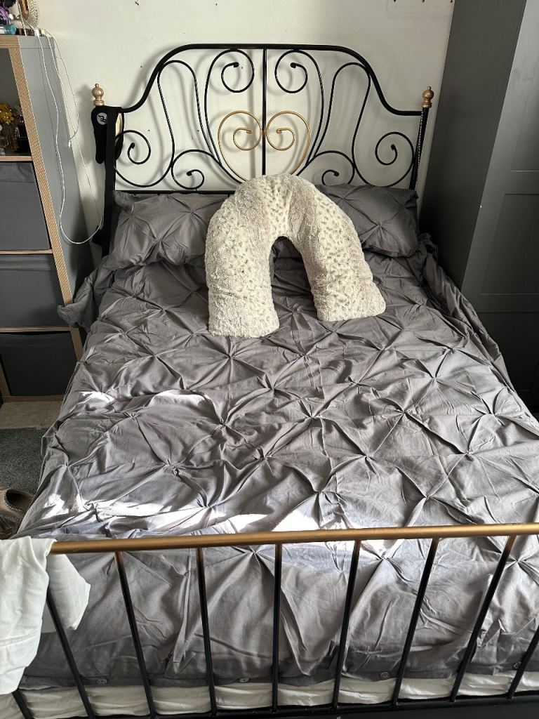 Metal double bed 