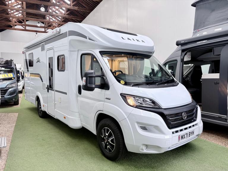 LAIKA KOSMO 512 / 4 BERTH / ISLAND BED / 2022 / 6,617 MILES / GARAGE MOTORHOME 