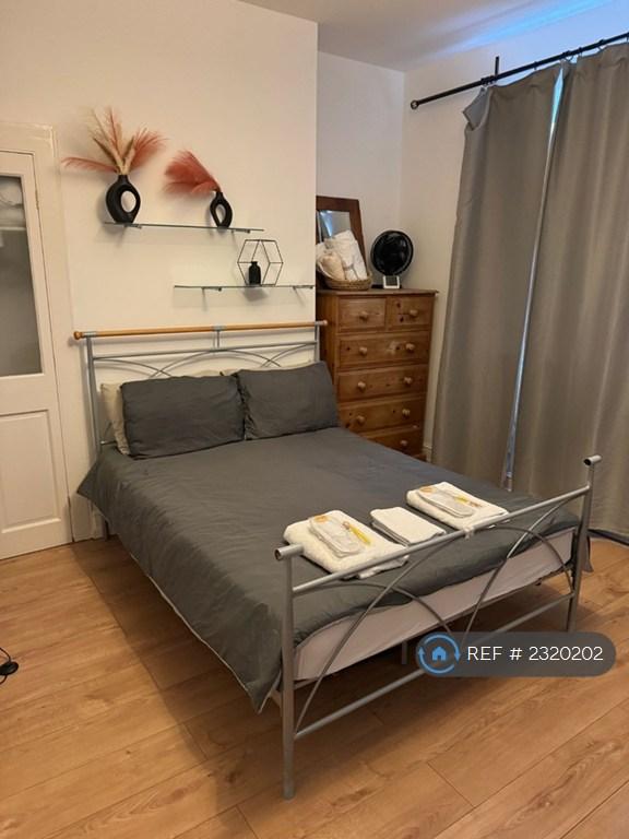 2 bedroom flat in Bolton Road, London, E15 (2 bed) (#2320202)