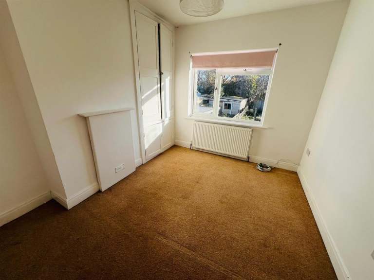 3 bedroom house in Long Drive, Greenford