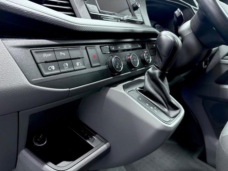 2022 Volkswagen Transporter 2.0 BiTDI T32 Highline Kombi DSG FWD SWB Euro 6 (s/s) 5dr WINDOW VAN ...