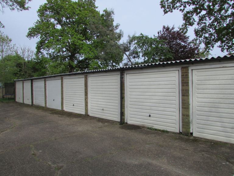 New Malden, Garage to let, good size, gated entrance, secure £35.00 Per week