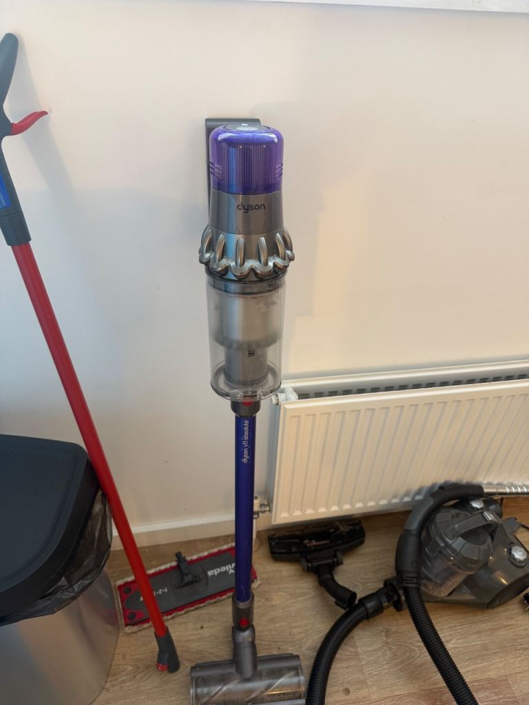£20. Dyson V10 Cordless Vacuum Cleaner 