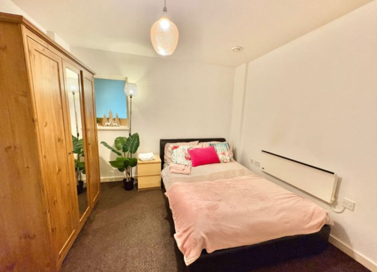 Modern 2-Bedroom Flat | Furnished | Fitted Kitchen | Parking | Joiner St, Salford, Manchester - M4