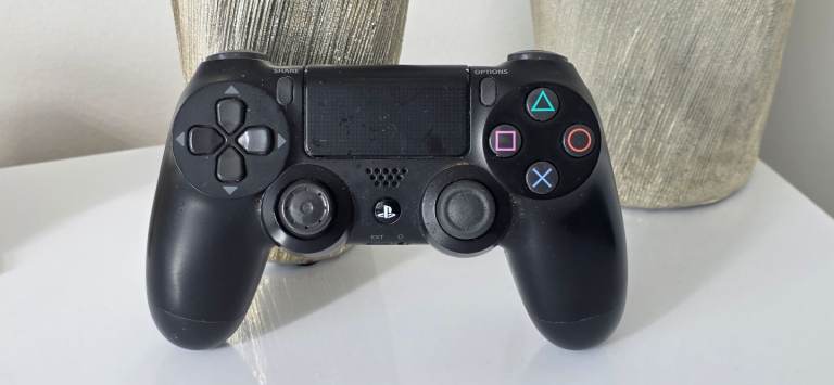 Ps4 controller black in good working condition