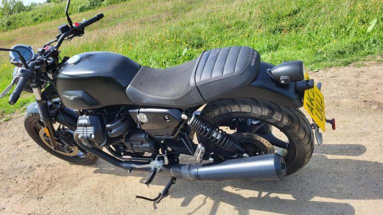 2022 22 MOTO GUZZI V7 IV STONE 3k MILES ONLY BLACK RETRO NAKED CLASSIC STYLING