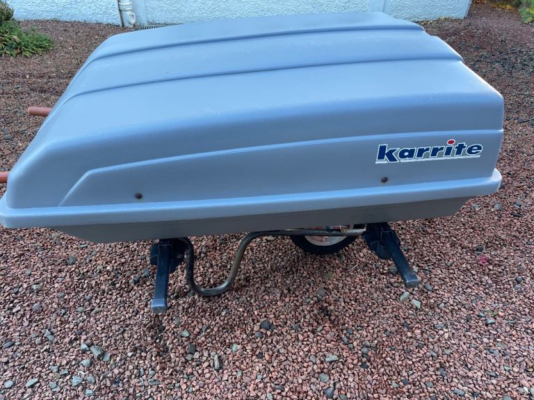 Car roof box