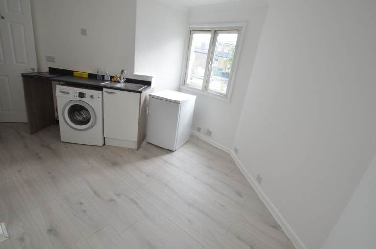 STUDIO FLAT 10 MINUTES WALK TO WALTHAMSTOW CENTRAL STATION
