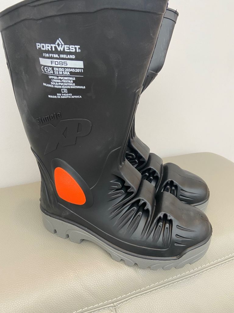Black size 9 portwest safety wellies