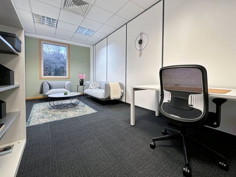 Heathrow - UB7 0EB \ Office with 3 Desks for Rent