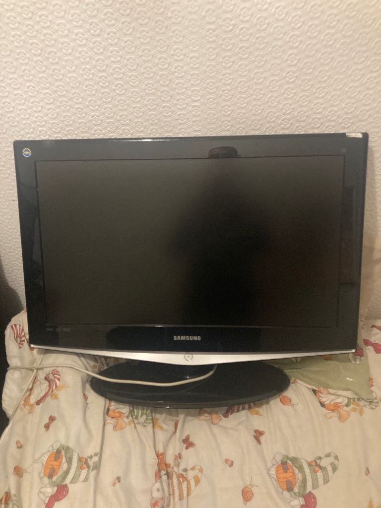 32 inch Samsung flat screen lcd tv works perfectly with remote 
