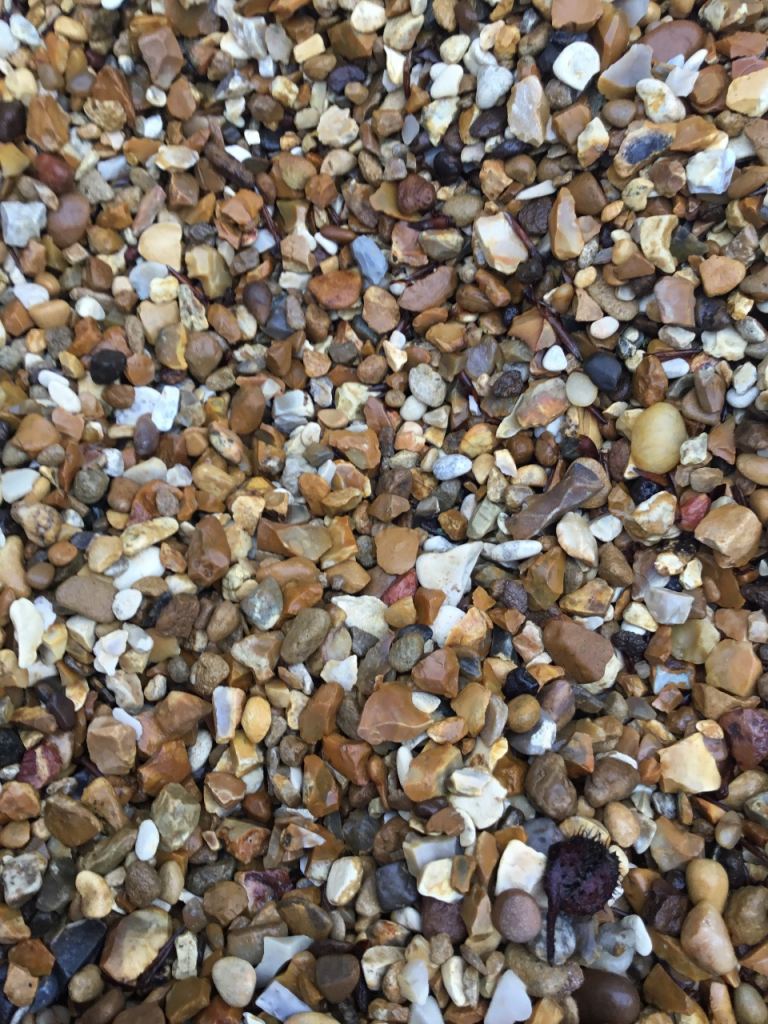 Bulk bags of 10 mm golden shingle garden and driveway chips/ gravel/ stones 
