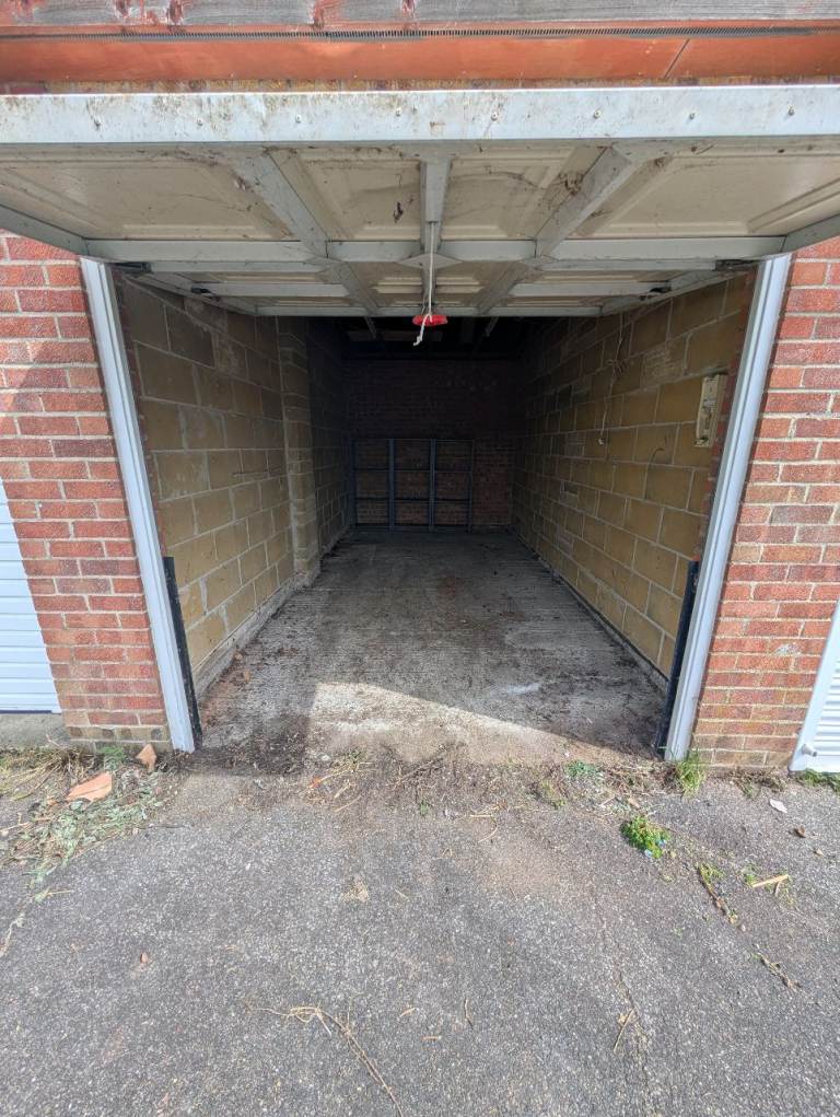 Garage for rent near station