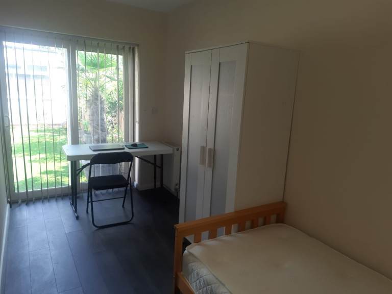 Single room very near to IBIS Hotel Great West Road Hounslow Heston