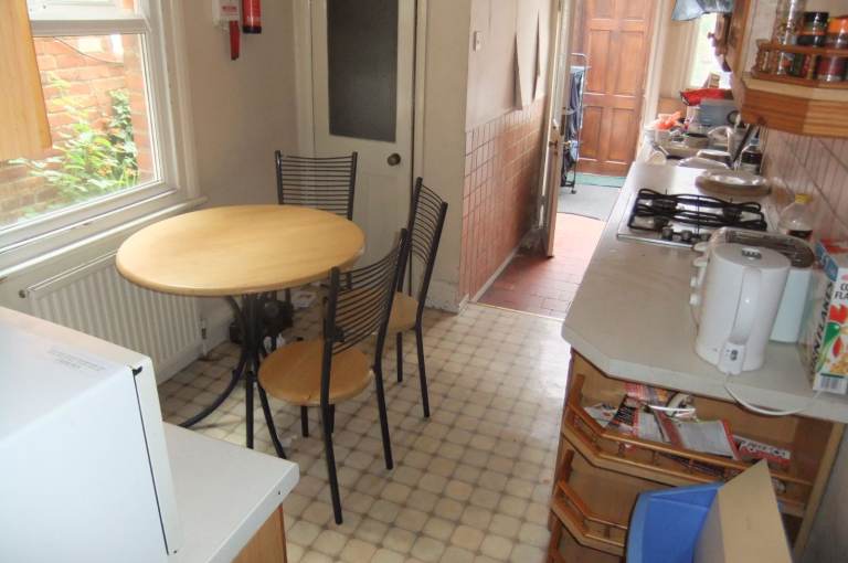 Spacious 4 Double Bed 2 Bath STUDENT House, Original WWII Brick Air Raid Shelter in Garden