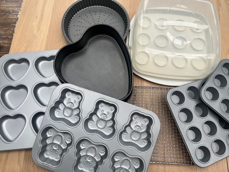 Baking Tins big bundle & cake/cupcake carrier – Great Condition