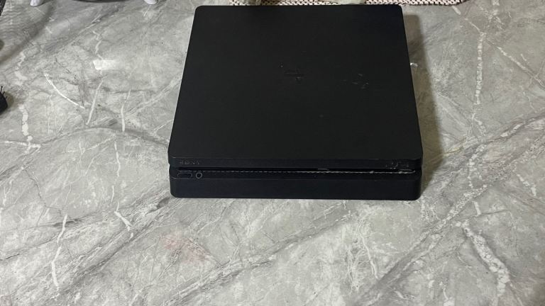 Playstation 4 500GB with controller 