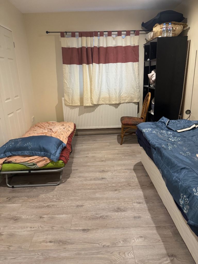 1 bedroom in a bedroom flat 