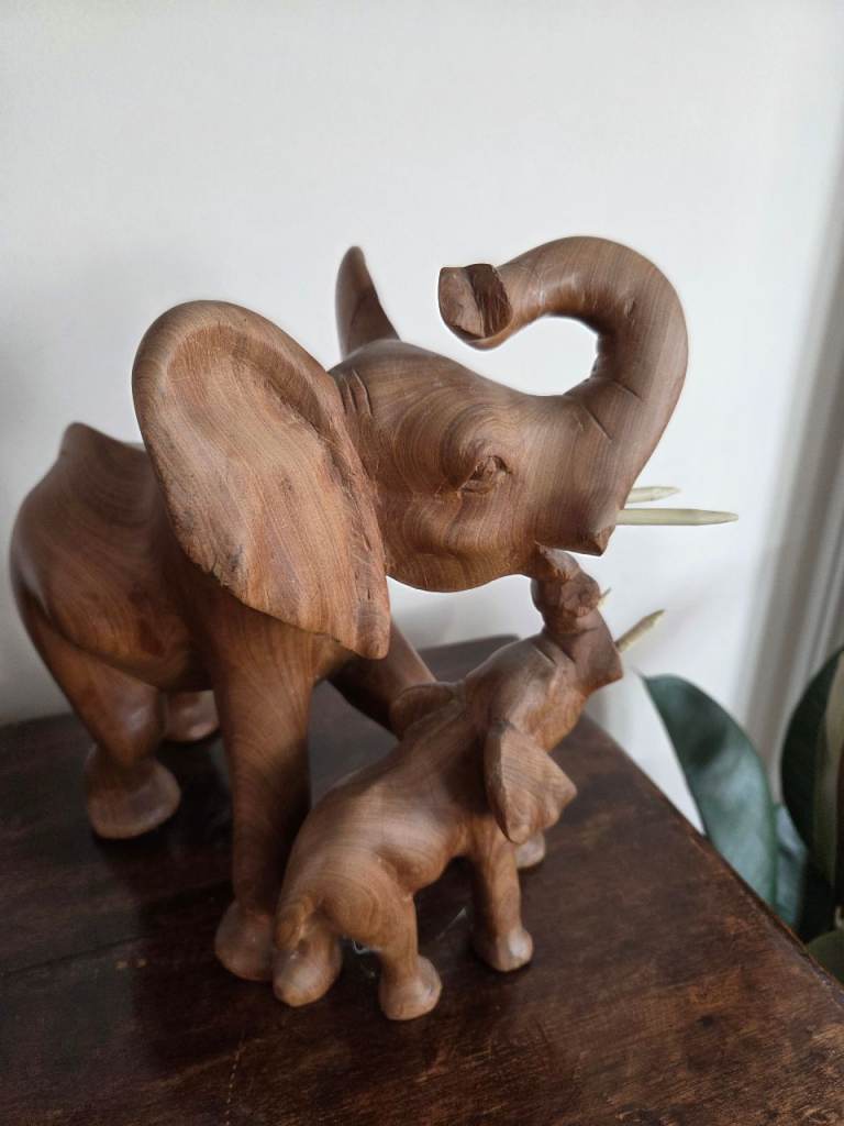 2 wooden elephant figures