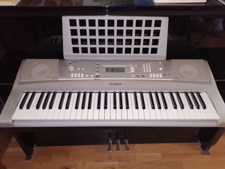 Yamaha PSRE303 digital keyboard