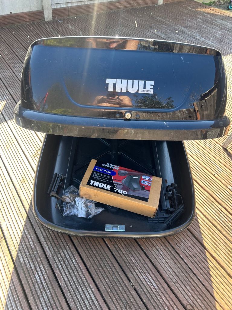 Thule roof box and fittings 